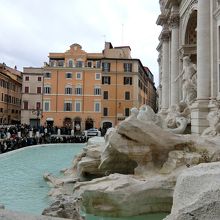 泉の周りは観光客で大混雑