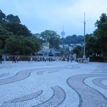 石畳の美しいバラ広場、先にはマカオタワーが見える。