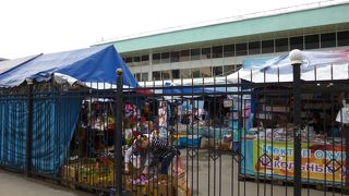 この周辺は、車も人も多いです。