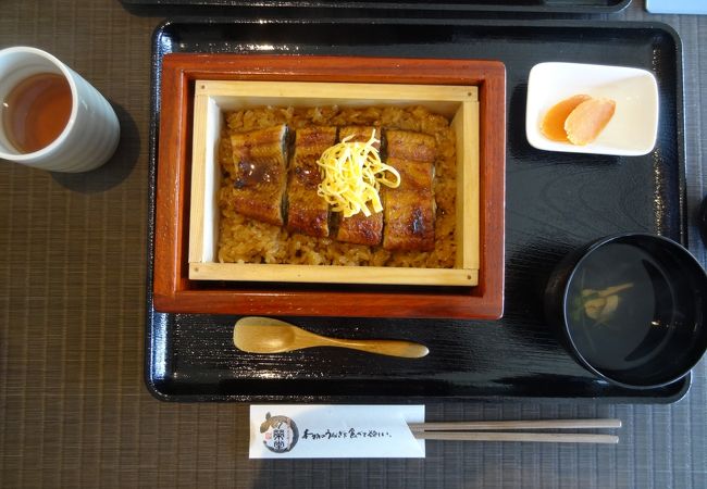 柳川を見ながら食事に花が咲く