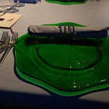 席に座ると、テーブルの上にあったお皿です