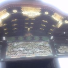 素晴らしい彫刻が施されています