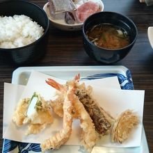 天ぷら定食です。揚げたてで美味しい。