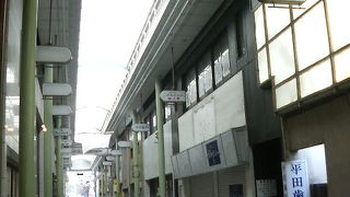 きれいなアーケードですが活気は今ひとつ