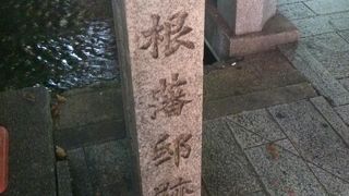 賑やかな繁華街にあります。