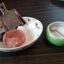 変わった塩が置いてあります。自分でおろしで削ります。