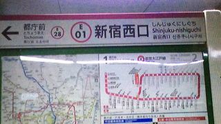 大江戸線の飯田橋方面の列車が通る新宿駅