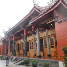 多くの参拝者が来ています