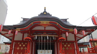 繁華街の真っただ中にあり