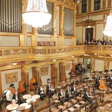 ステージとパイプオルガン