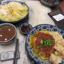 ゆでキャベツとエビ雲&#21534;労麺