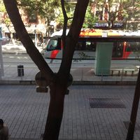 窓からトラムが見えます