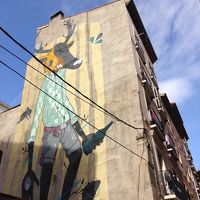 ホテルの隣の建物の壁にこんな絵が。