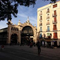 左側の建物がホテルのそばの中央市場。とても活気がありました。