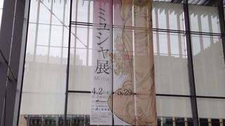 出島ワーフの近くにあるガラス張りのきれいな建物です。