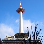 京都のシンボルとして駅前にそびえ立つ特徴的なタワー