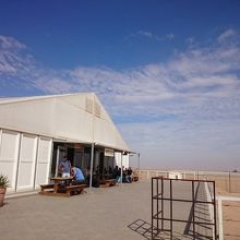 チェックイン・カウンターの左が国内線と半屋外のカフェテリア