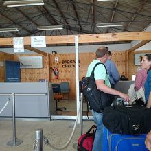 ２つしかないチェックインカウンター、国内・国際同じ場所使用