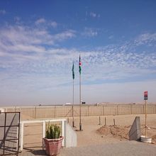 周辺は見渡す限り沙漠