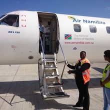 飛行機までは徒歩、または送迎車(足弱な方用)