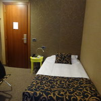 狭い部屋でした。壁が薄くて参りました。。