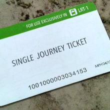 乗車チケット。日本の改札のようにタッチアンドゴーです。