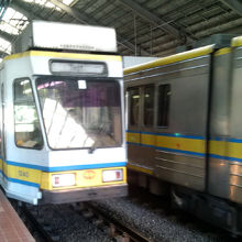 LRTは黄色の車体が目印です