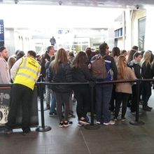 今もかなり人が並んでいます