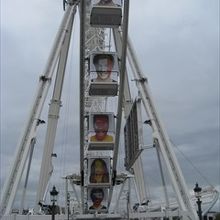 国旗をフェイスペイントをした人たち