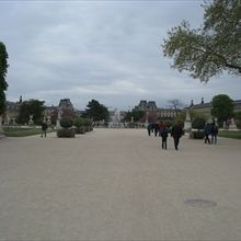 多くの観光客がゆったりと散歩