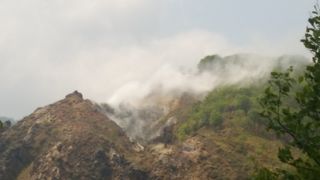 大湯沼を抱える火山