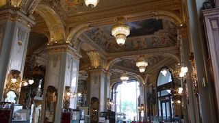 宮廷にいるような気分にさせてくれるカフェです