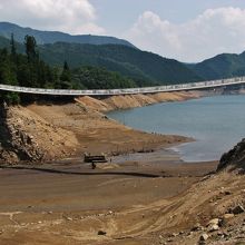 干上がった面河ダム湖に架かる四季彩橋
