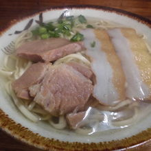 人気の 宮古そば  カマボコが良いですね・・・