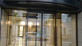 新しいビルだが、周囲とマッチ