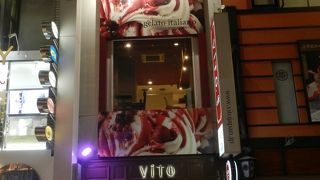 下通り商店街にあるジェラートの店ですが、食事もできます