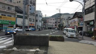 横断歩道の下で支える石橋