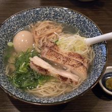 鶏そば＋追加の味玉（100円）。柚子胡椒の小皿は必ず付きます