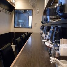 カウンター席8席。他に4人掛けテーブル席２卓