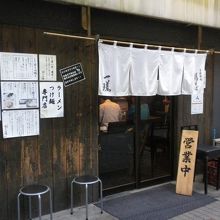 暖簾の掛かった入口