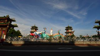 蓮池潭にあります