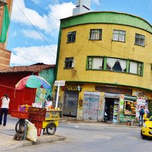 市内を走る黄色いタクシー