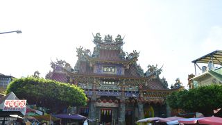 龍虎塔の前に位置する