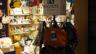 カバン、小物があり