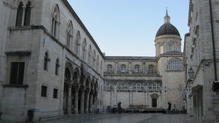 威風堂々の建物です