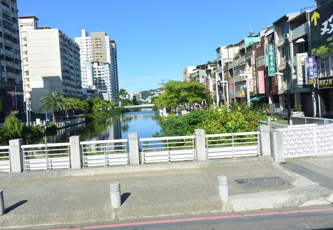 市街地を東西に流れる運河