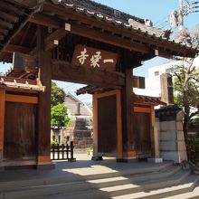 山門は言問い通りに面しています。