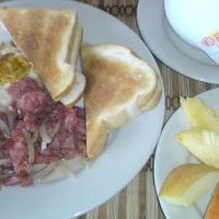 朝食（トースト、コンビーフ、目玉焼き、フルーツ）