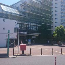 駅の上には東急病院です