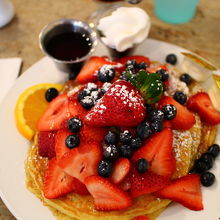 パンケーキにトッピングはブルーベリーといちご
